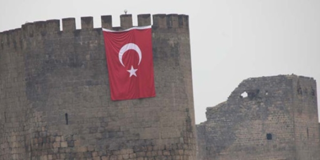 Sur'da surlara dev bayrak asıldı