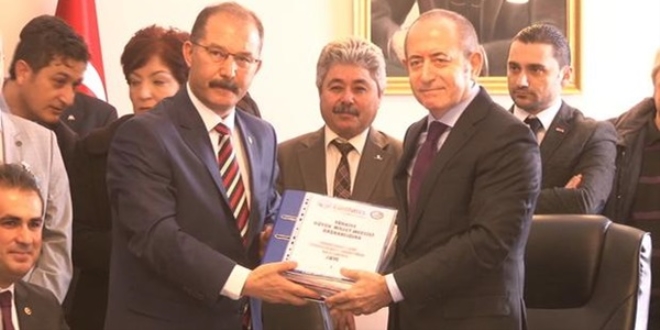 Öğretmenlerin ek göstergesi için 100 bin imza TBMM'de