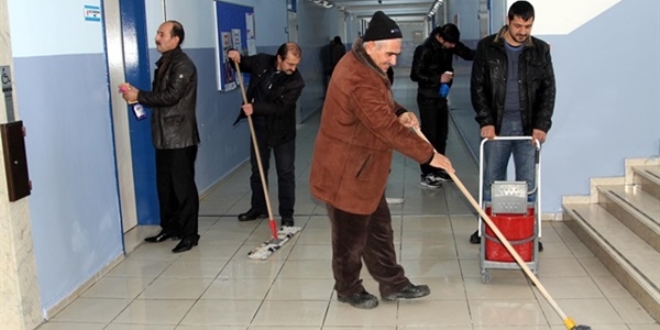 Hükümlüler okul temizliği yaptı
