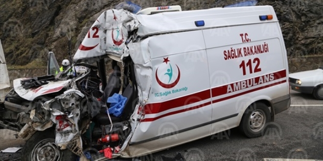 Ambulans ile yol süpürme aracı çarpıştı: 1 ölü, 3 yaralı