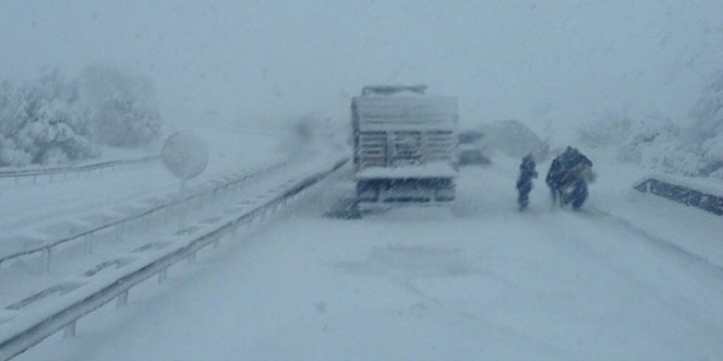 stanbul, anakkale yolu youn kar nedeniyle kapand