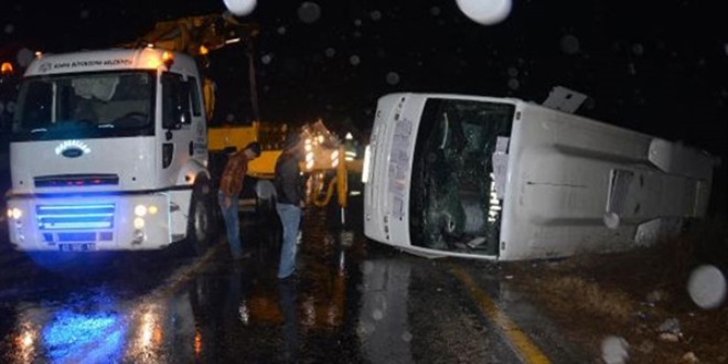 Yolcu midibüsü ile hafif ticari araç kaza yaptı: 26 yaralı