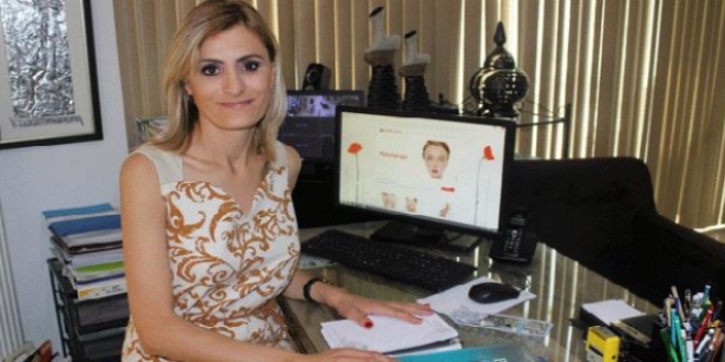 Boyun bölgesindeki kırışıklıklar yaşınızı ele veriyor