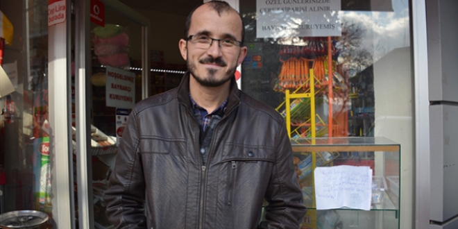 Dolaptan izinsiz aldığı poğaçaların parasını bıraktı