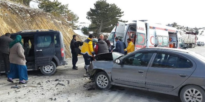 Kamyonet ile otomobil kafa kafaya çarpıştı: 7 yaralı