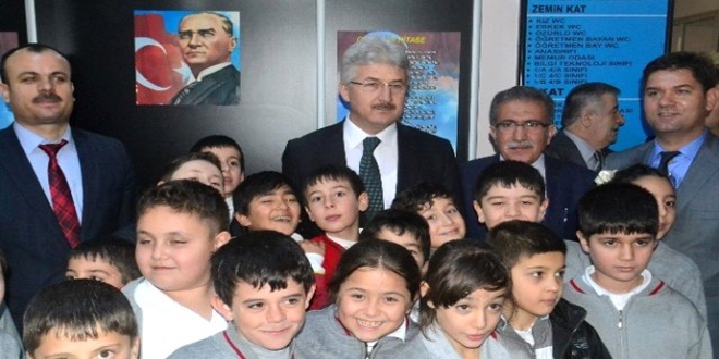 Diyarbakır, Siirt ve Bingöl'de öğrencilere süt dağıtımı
