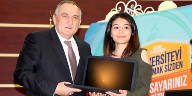 Bolu'da bin 43 üniversiteliye laptop