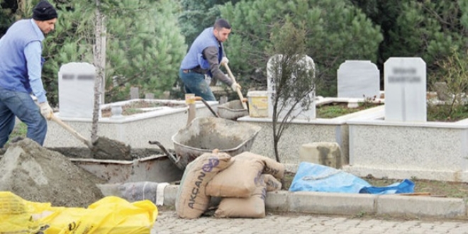 Mezar taşlarını söküp, yeni mezar yeri gibi satıyorlar!
