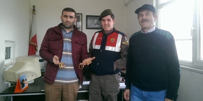 Yolda bulduğu altınları jandarmaya teslim etti