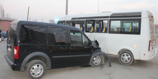 Öğrenci servisi ile taksinin çarpıştı: 4 yaralı