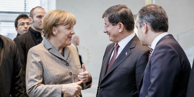 Merkel: Türk siyasetçilerini anlayışla karşılıyorum