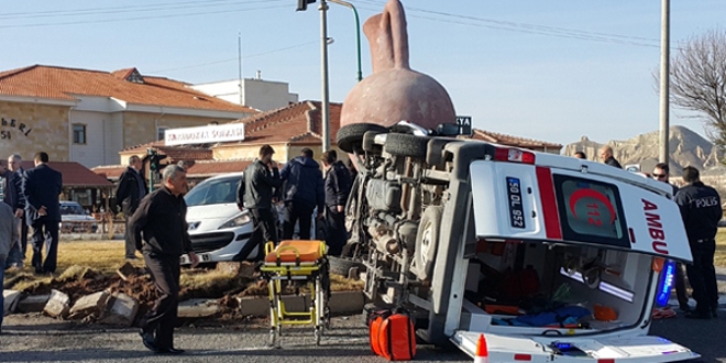 Hasta taşıyan ambulans kaza yaptı: 5 yaralı