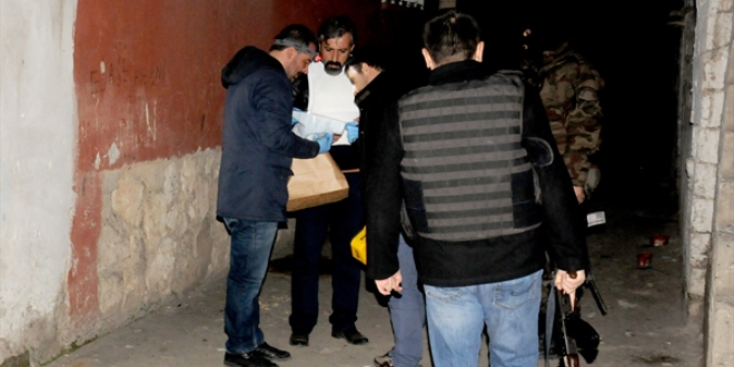 Polis merkezine atılan EYP bir eve isabet etti
