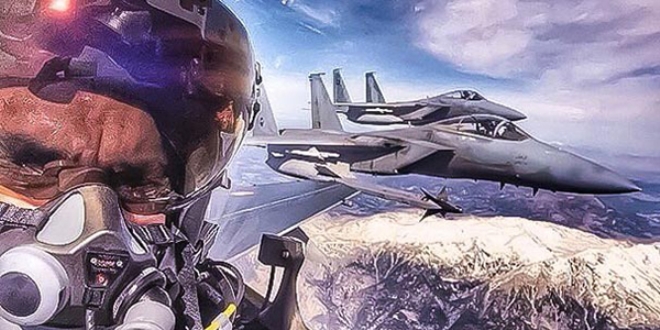 Türk pilotun Suudi pilotlarla selfie'si