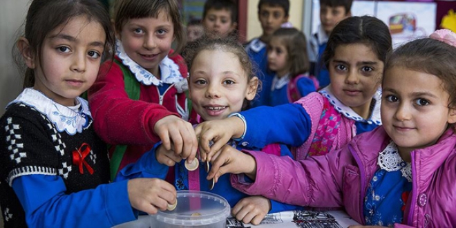 Minik öğrencilerin 'çikolata parası' Suriyeli kardeşlerine