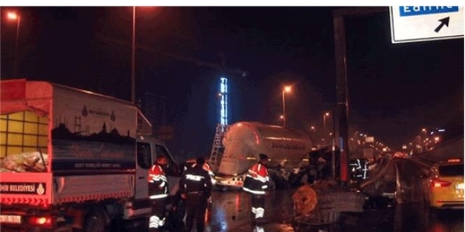 İstanbul'da bariyerlere çarpan beton tankeri yan yattı
