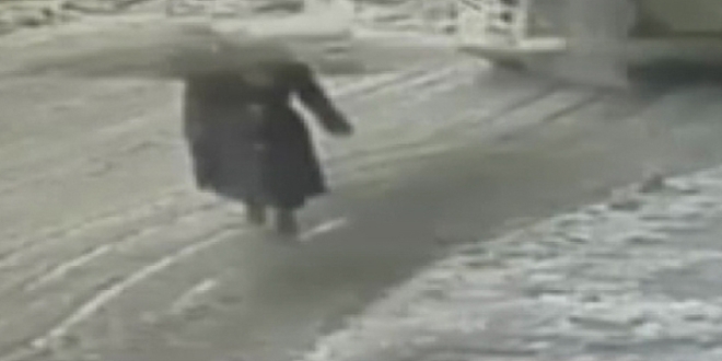 Başına kar kütlesi düşen öğretmen yaşam savaşı veriyor