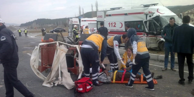 Traktör ile Ambulans çarpıştı: 4 yaralı