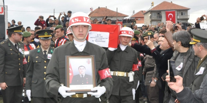 Şehit uzman çavuş Kaçar'ın cenazesi toprağa verildi