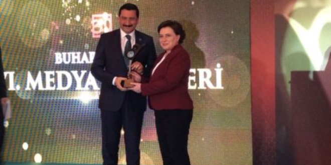 Bakan Sarı'ya 'Yılın En Başarılı Bakanı Ödülü' verildi