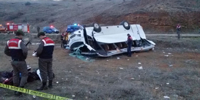 Hentbol takımını taşıyan midibüs devrildi: 1 ölü, 12 yaralı