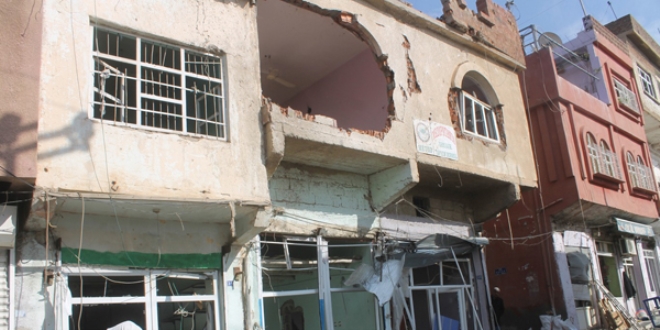 Derik'te çok sayıda ev, işyeri, kamu binasında hasar oluştu