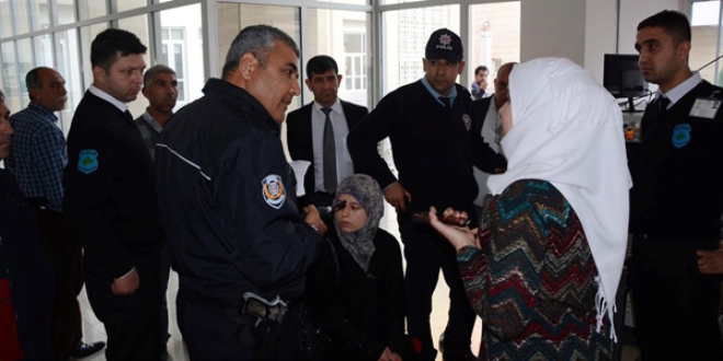 X-Ray cihazından geçirilen kutudan bebek cesedi çıktı