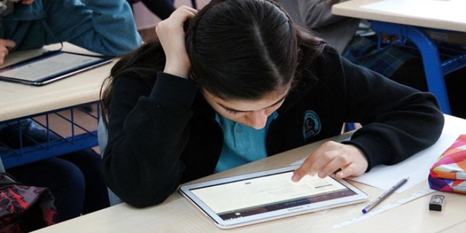 Öğrencilere tablet bilgisayarla grup taraması
