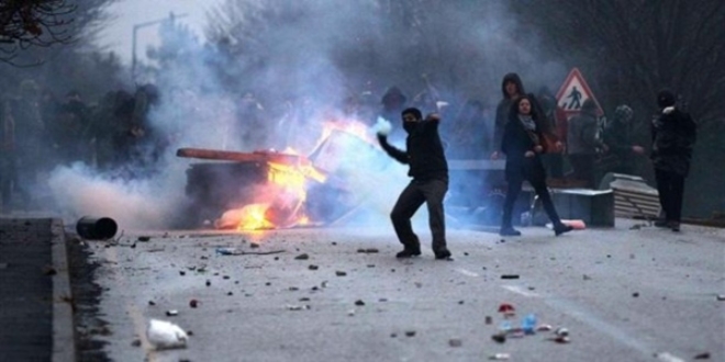 PKK'lı teröristler Sur'da sivillere taş yağdırdı