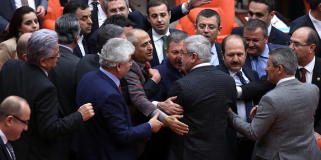 Meclis'te milletvekilleri arasında arbede