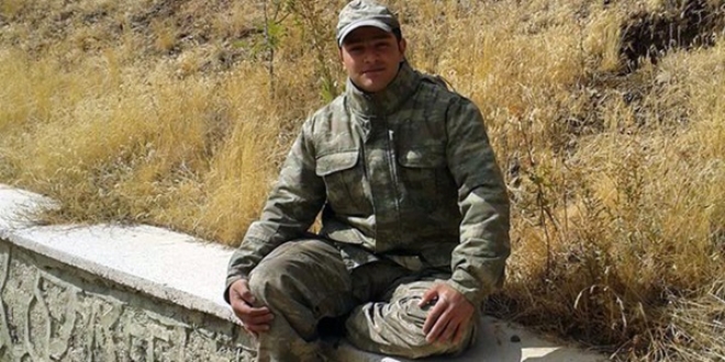 Kafasına çatıdan buz düşen asker şehit oldu