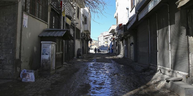 Sur'da 'teslim ol' çağrısı sürüyor