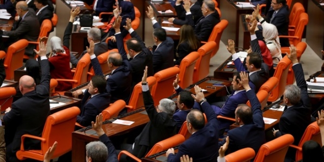 Erdoğan'a hakaret eden CHP'li vekil Meclis'ten atıldı