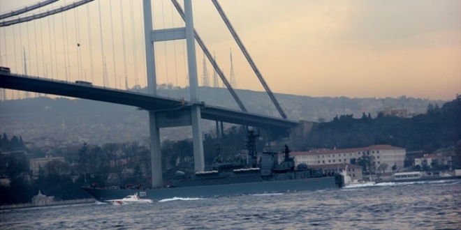 Rus askeri gemisi İstanbul Boğazı'ndan geçiş yaptı