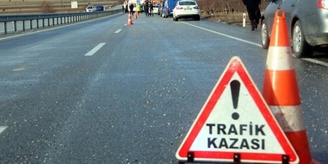 Ar'da trafik kazasnda, 1'i memur 2 kii ld