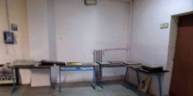 Bombaların yıktığı okulun bodrumunda eğitime devam