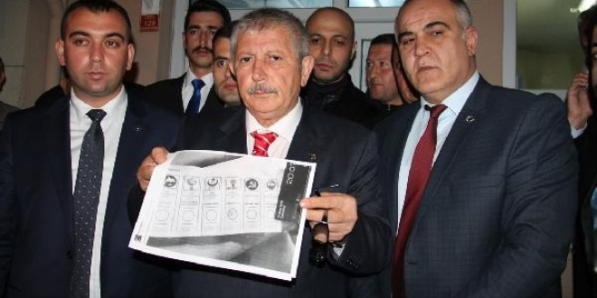 Seçim öncesi 'evet' mühürlü oy pusulası paylaşan başkana dava