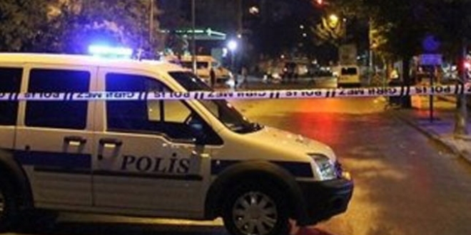 stanbul'da polis aracna silahl saldr