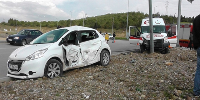 Sürücü adayı ambulansa çarptı: 1 yaralı
