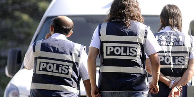 Polis, Adana'da zel okula ait binada arama yapyor