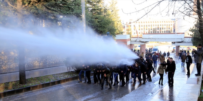 Anadolu niversitesi'nde protestocu gruba polis mdahalesi