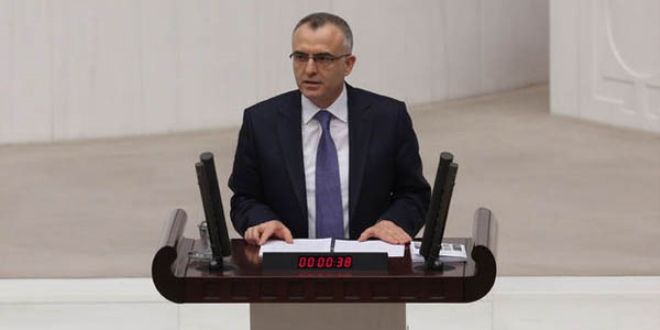 Bakan şiir okudu, genel kurul karıştı