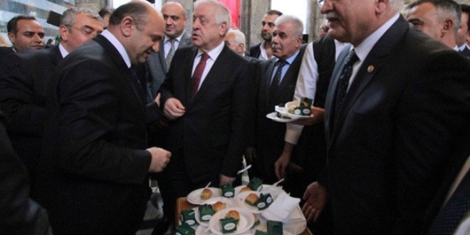 Meclis'te milletvekillerine baklava ikram edildi