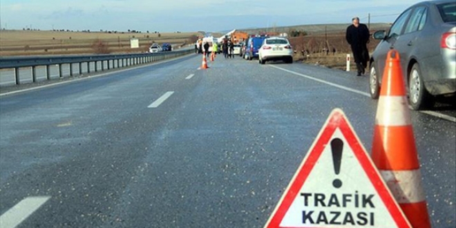 Öğrenci servisi ile cezaevi personeli servisi çarpıştı
