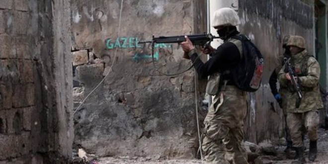 Hakkari'de bir terörist teslim oldu
