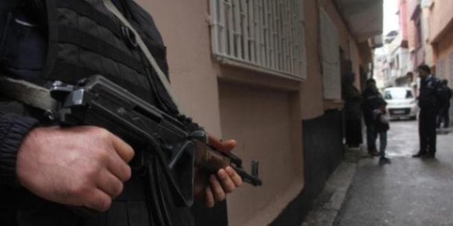Polis memuru bıçakla yaralandı