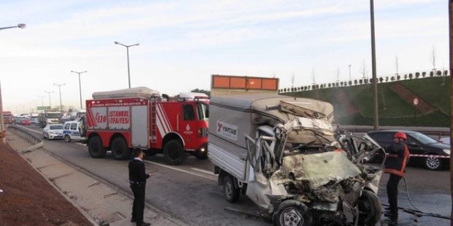 TEM'de kamyonet TIR'a arpt, trafik fel