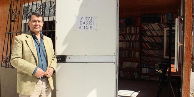 Emekli makine teknisyeni 'sokak kütüphanesi' kurdu