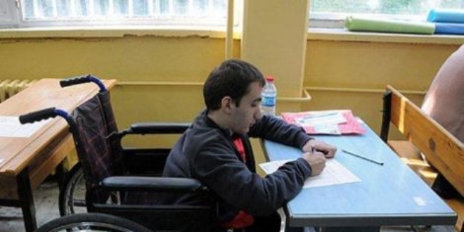 YGS'ye giren engelli öğrencilerin ulaşımı özel araçlarla sağlandı