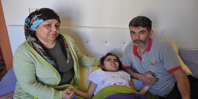 'Ezgi ölmesin' diye nöbetleşe uyuyorlar